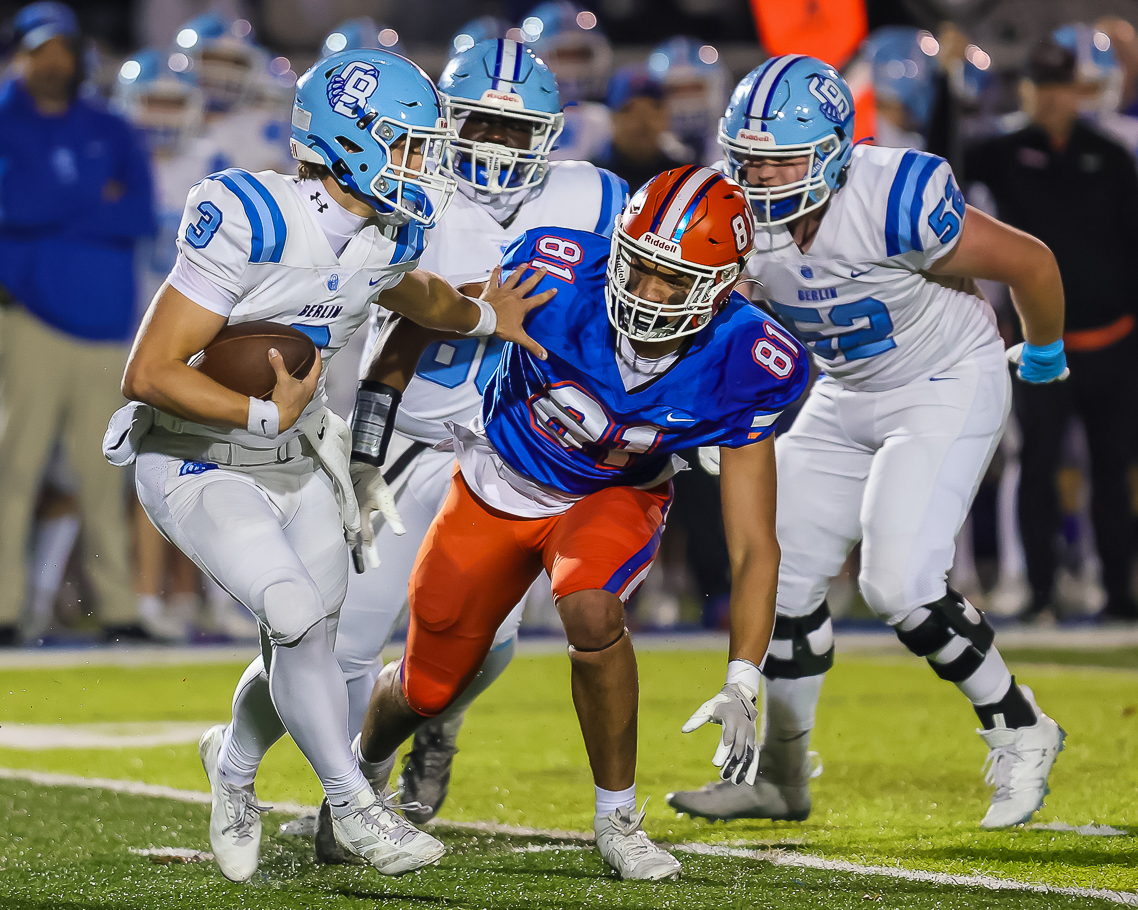 PressProsMag's tweet image. Davis Shines Again, Orange Beats Berlin 43-14. Read  @AaronBstories with pics by @SR_Photog_Guy 

pressprosmagazine.com/2025/11/08/dav… 

@OOHS_Football @Berlin_Bears_FB @levi_davis13
@_treyschroeder_ @FickelLucas @JakeLuling
@wes_schroeder @ZaneKonczak @OrangeHS_AD
@ColtonLess @BerlinBearsAD