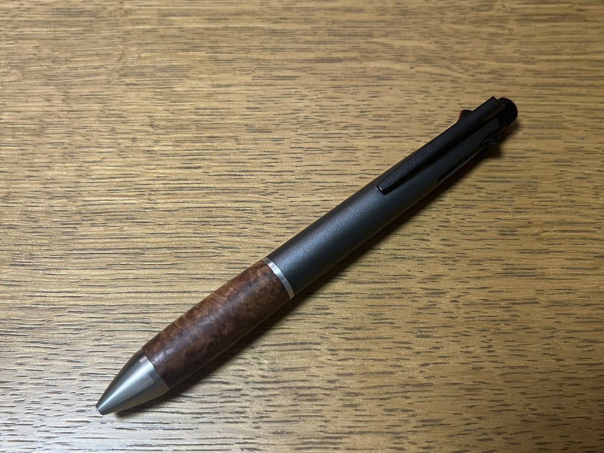 pinus_tw's tweet photo. 工房楔のカスタムグリップ。グレーとゴールドどっちが似合ってますか？🤔 https://t.co/H7DwN1T2g0