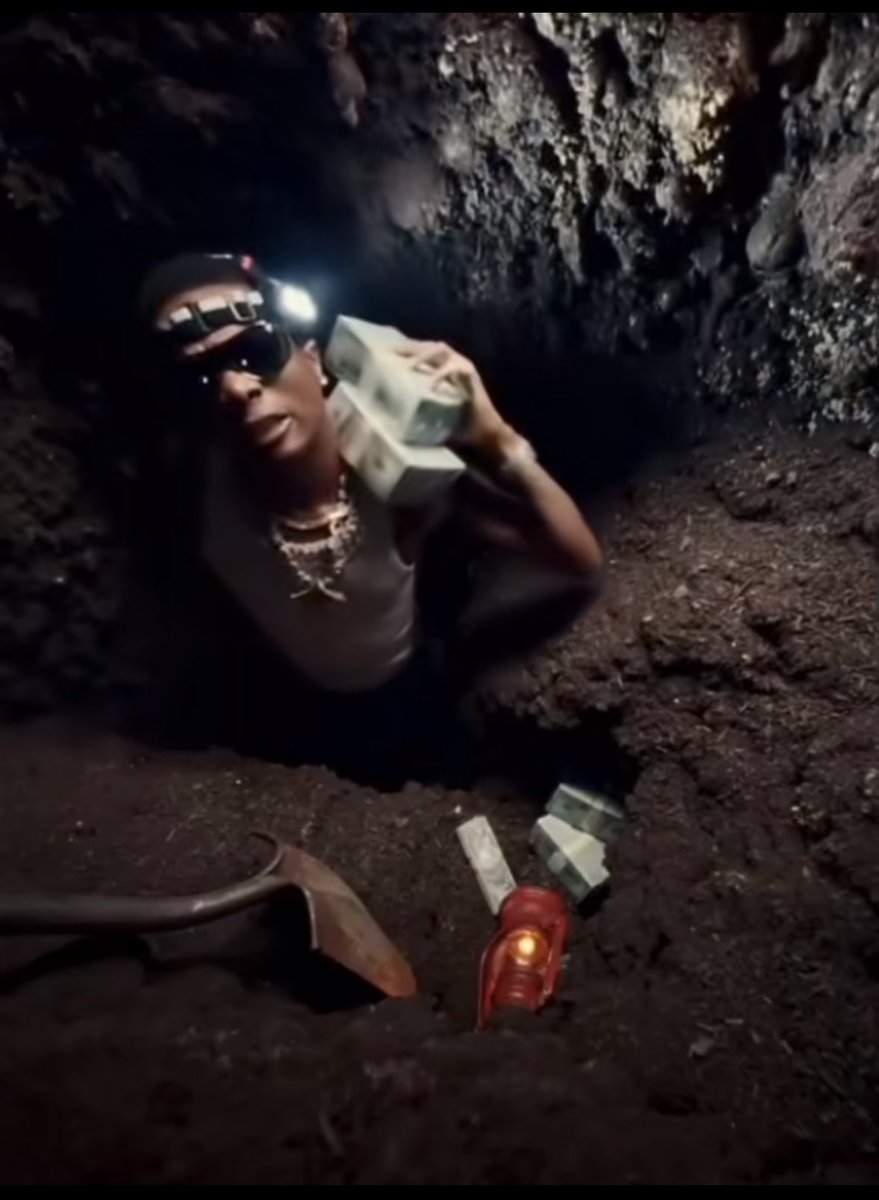 YKoluwaseun9's tweet image. omo which kind stress Sarz give Wizkid, e still carry am enter Tunnel 😹🤦🏽‍♂️