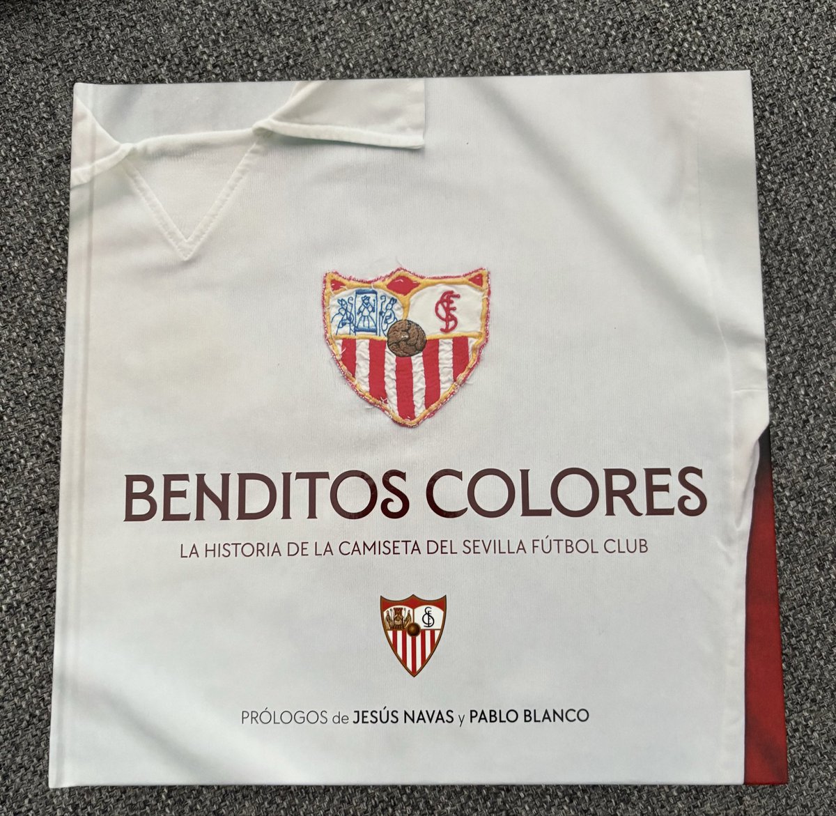 Enhorabuena <a href="/BenditosColores/">Benditos Colores</a>,  vaya obra de arte que has hecho, todo perfecto hasta los más mínimos detalles, un regalo para todos los coleccionistas de camisetas. Que suerte tiene el Sevilla FC de tener al mejor en su equipo.