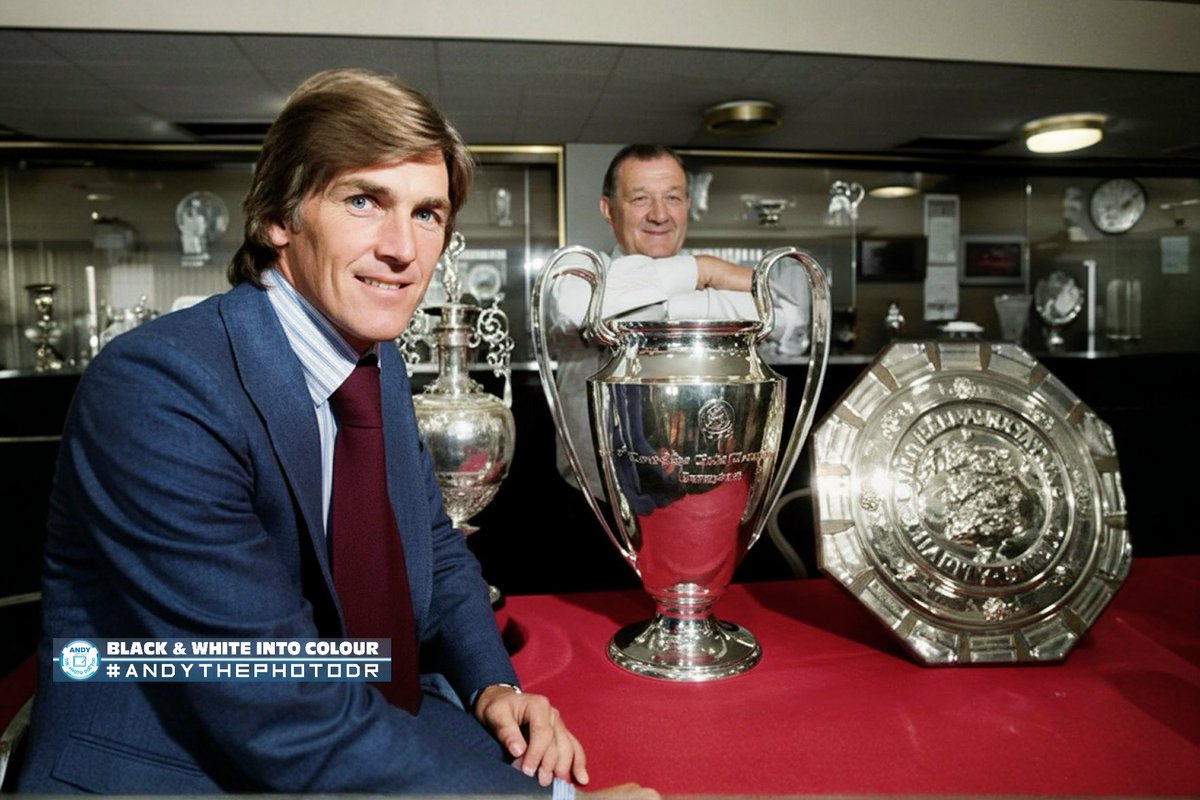 ONE PHOTO OF PURE RED &amp; WHITE DYNAMITE.

DALGLISH &amp; PAISLEY.

Two of Liverpool's Greatest servants &amp; legends, in their usual position... alongside trophies, #LFC #YNWA #LiverpoolFC <a href="/andythephotoDr/">Andy The Photo Dr ♿️ 🏴󠁧󠁢󠁳󠁣󠁴󠁿</a>
