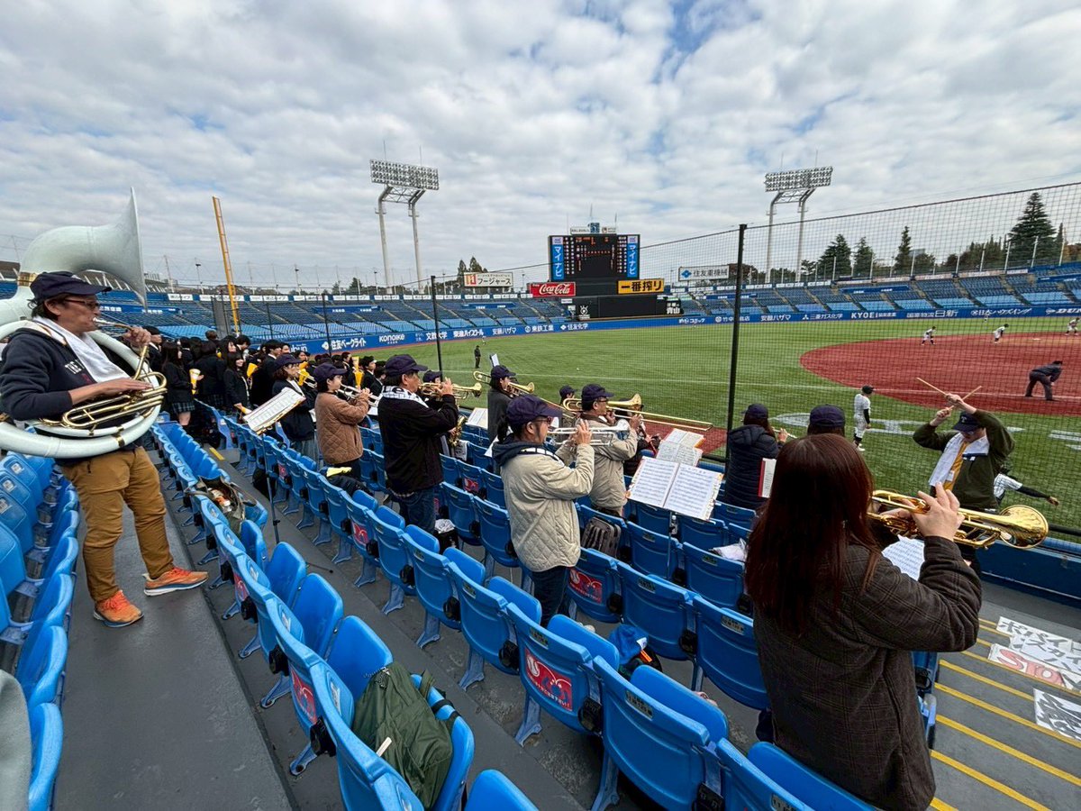こんばんは🌙
今日はサッカーと野球の応援がありました！
サッカーは現役,野球は卒業生で応援しました。
サッカーは1対2で敗れてしまいましたが、全国高校サッカー選手権･東京都Aブロック予選で第3位でした👏
野球は9対0で見事勝利しました🎉
残すは明日の決勝戦ですね🔥吹奏楽部一同応援しています✨