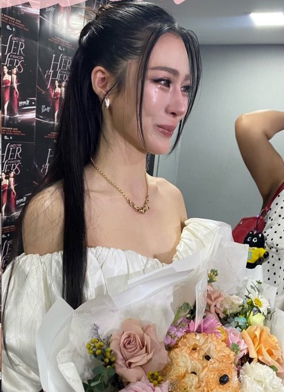 Lingling_orm__'s tweet photo. My poor ling with her kind heart 😭 event don't even start she is crying 😭 😭❤️

LINGORM HER AND HERS FANCON #LingOrm1st_ImpactFANCON
#หลิงออม #LINGORM #linglingkwong‌ https://t.co/EctxIaYc9d