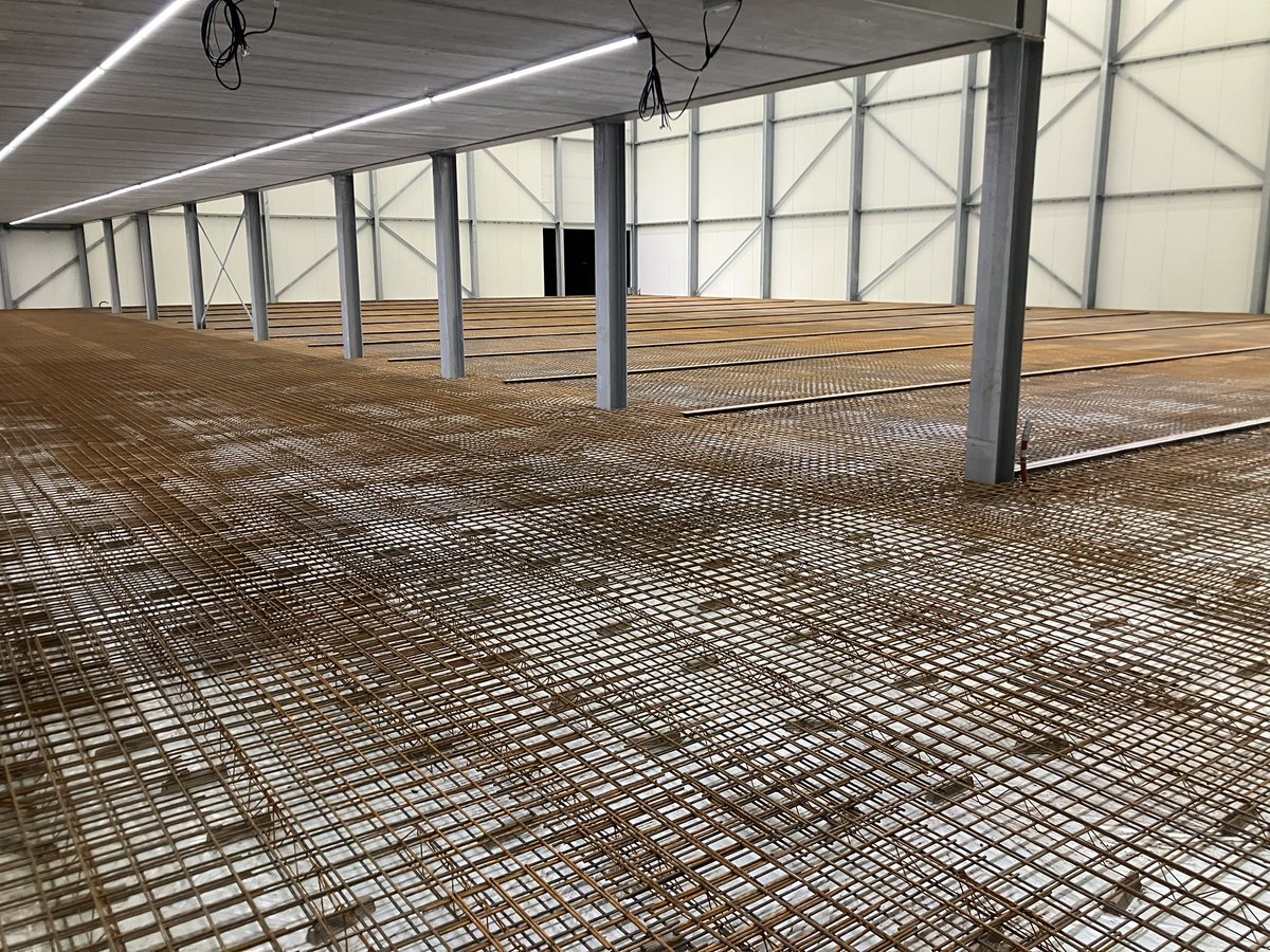 CHKBouwBV's tweet image. Afgelopen week de 1e vloer van de vriescel bij @JansenTransport gereed gemaakt en gisteren gestort en afgewerkt 👌nu tijd om uit te harden. En door naar de 2e vloer want die staat voor volgende week op de planning 💪🏽