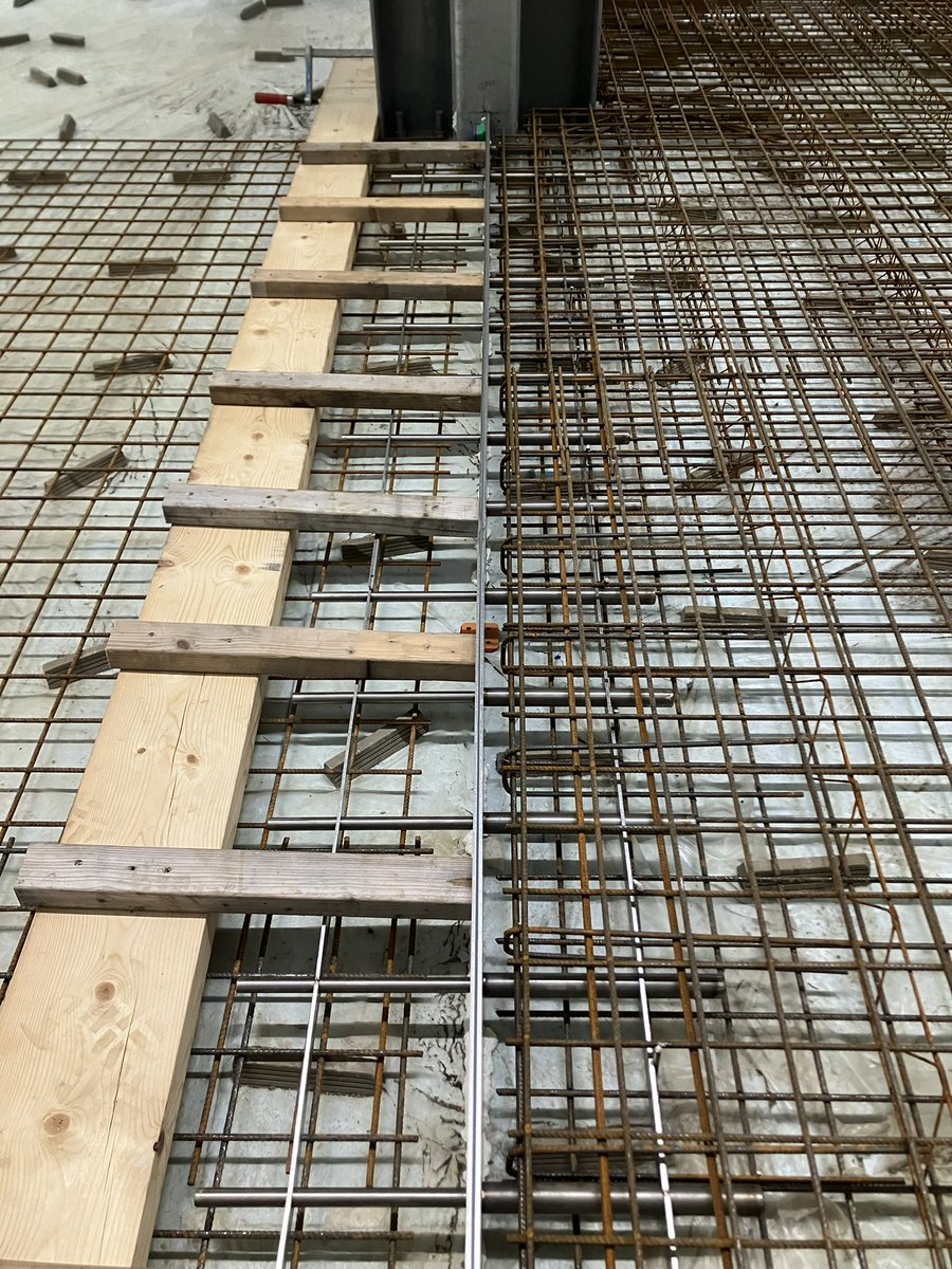 CHKBouwBV's tweet image. Afgelopen week de 1e vloer van de vriescel bij @JansenTransport gereed gemaakt en gisteren gestort en afgewerkt 👌nu tijd om uit te harden. En door naar de 2e vloer want die staat voor volgende week op de planning 💪🏽