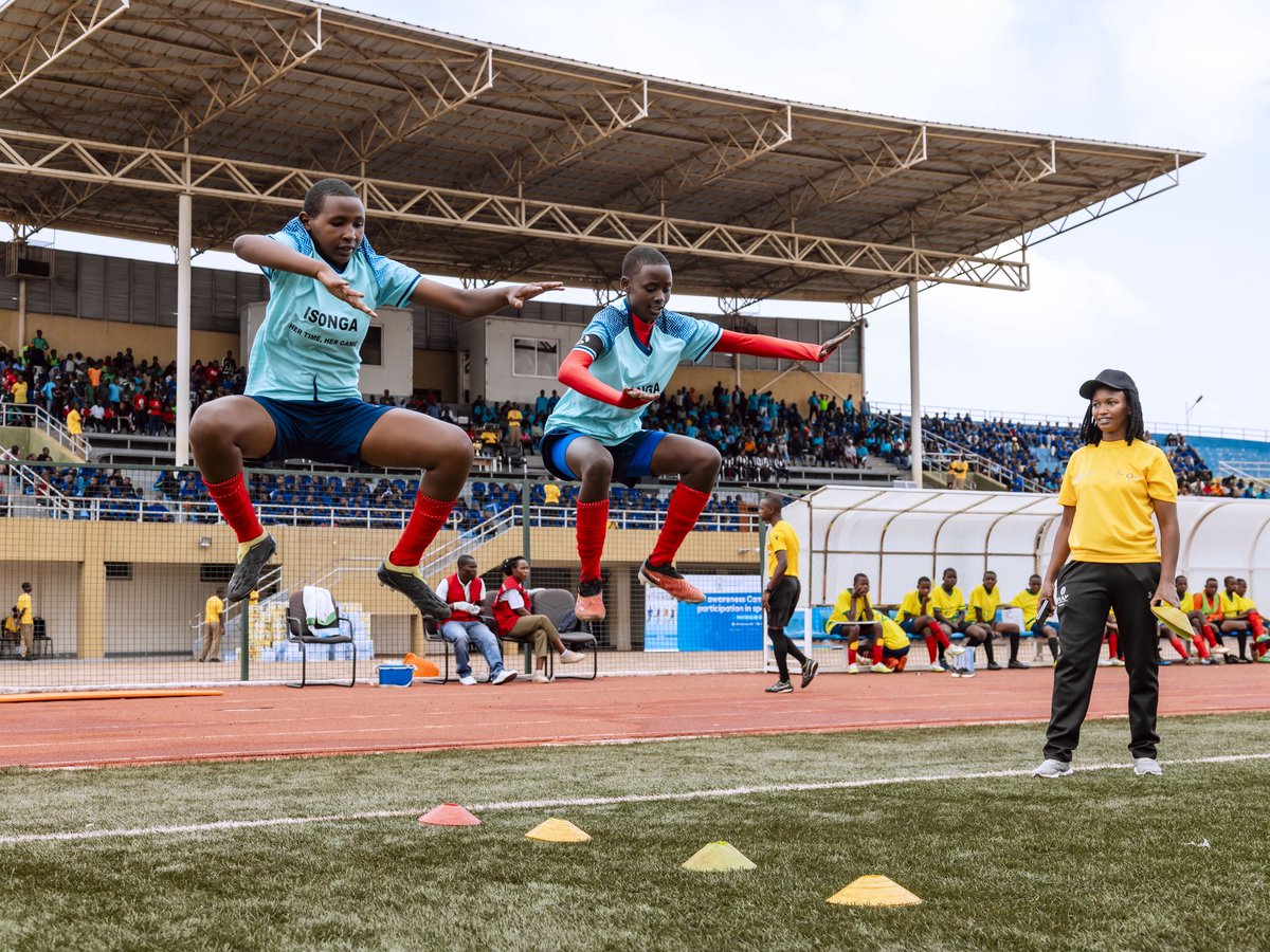 🚨Aka kanya

Minisiteri ya Siporo ku bufatanye na <a href="/AFD_France/">Agence Française de #Développement (AFD) 🇫🇷 🇪🇺</a> , irimo gukora ubukangurambaga bwo gushishikariza umwana w'umukobwa kwitabira Siporo. Iki gikorwa kirimo kubera muri stade y'akarere ka <a href="/NgomaDistrict/">Ngoma District</a> kiritabirwa n’ingimbi n’abangavu bagera ku 2000 biga mu bigo