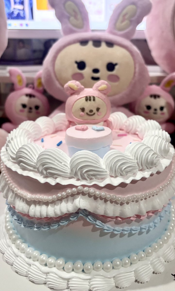 xxpmtcy's tweet photo. the draft vs. the output

can’t believe they turned my ugly draft into that very cutesy cake 𝜗ৎ

#2025MAMAVOTE #SEVENTEEN https://t.co/mwAMESodF2