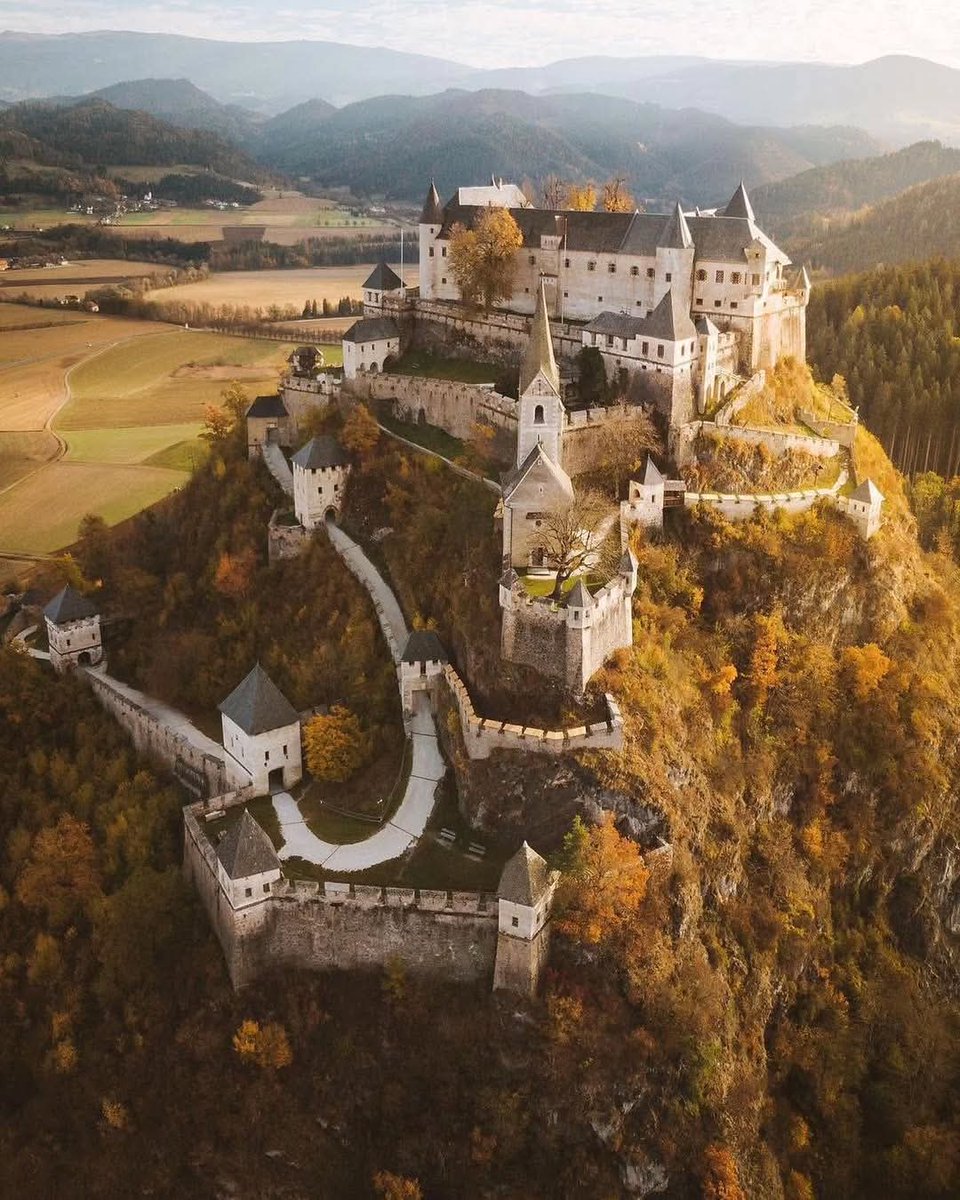 Burg Hochosterwitz, a castle in Austria 🇦🇹, considered one of the Austria's most impressive medieval castles. It is on a 172m high dolomite rock near Sankt Georgen am Längsee, east of the town of Sankt Veit an der Glan in Carinthia. The rock castle is one of the state's landmarks