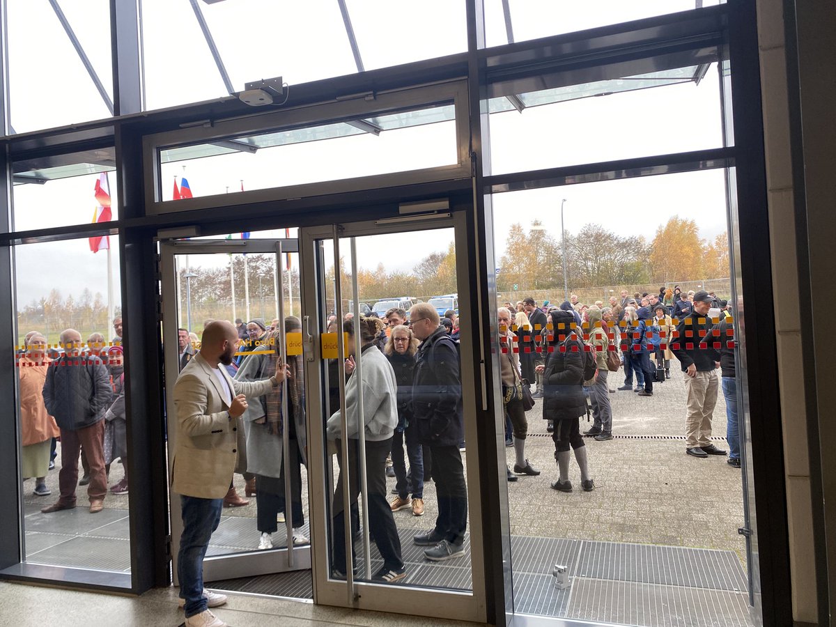 Großer Andrang bei Seitenwechsel Buchmesse. Antifa verzweifelt. Polizei muss vor diesen Bücherverbrennern schützen, macht es korrekt und hilfsbereit.
