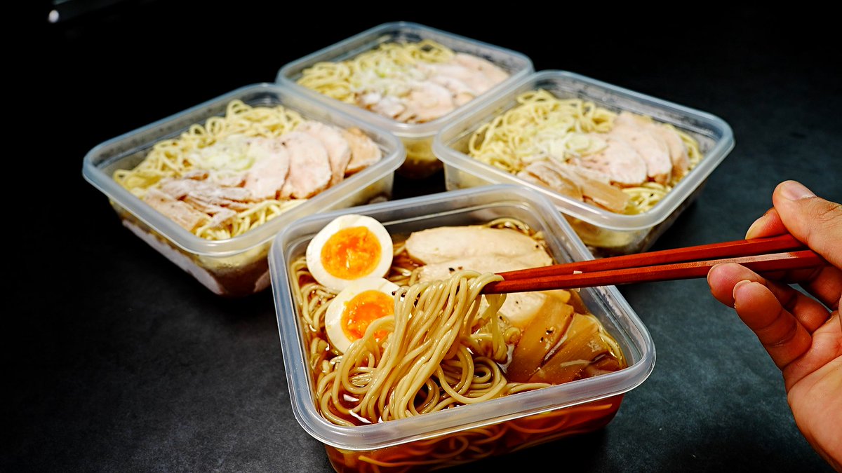 muscle1046's tweet photo. 革命です。ダイエット中でも食べられる醤油ラーメン開発しちゃいました…

【激痩せ醤油ラーメン冷凍弁当】

4〜５食分作れて冷凍もできる。
解凍後も中華麺は伸びない。

高タンパク低脂質低カロリー。

ダイエットを我慢する時代はもう終わり https://t.co/ugBjQIbKOs