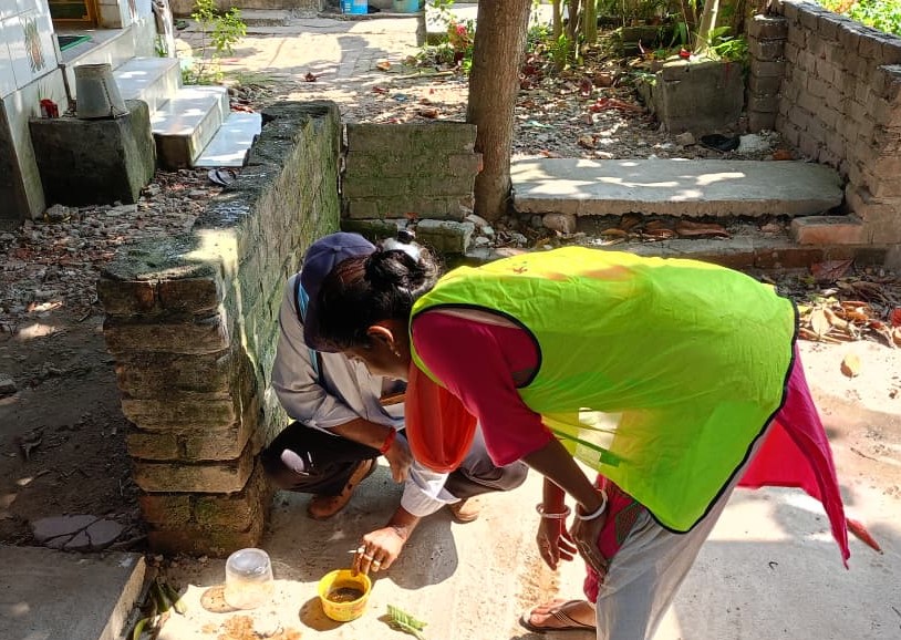kmc_kolkata's tweet image. Pictures of the frontline workers of the Vector Control Team on duty across the city.

#VectorControlByKMC #KMConDuty