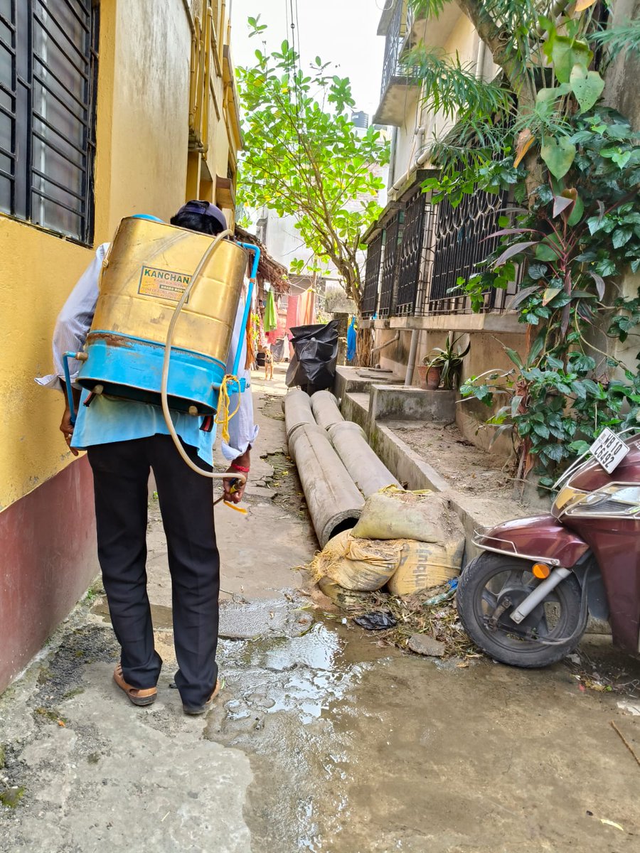 kmc_kolkata's tweet image. Pictures of the frontline workers of the Vector Control Team on duty across the city.

#VectorControlByKMC #KMConDuty