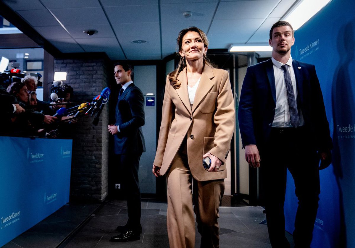 JaapStalenburg's tweet image. Ik werk aan een opinieverhaal over de @VVD van nu: ‘Laten we eerlijk zijn: de VVD niet langer een liberale volkspartij is, maar een trekpop van rechtse trollen en mediaplatforms die woede en verdeeldheid aanjagen. Het klassieke liberalisme van verantwoordelijkheid en redelijkheid…