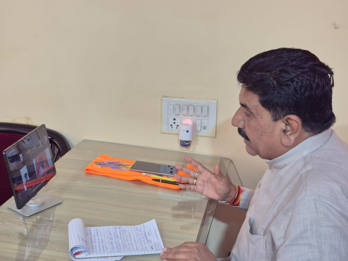 आज आगामी संगठनात्मक कार्यक्रमों एवं मतदाता सूची पुनरीक्षण अभियान को लेकर वर्चुअल माध्यम से जिले के वरिष्ठ जनप्रतिनिधि एवं पार्टी पदाधिकारीगण से चर्चा की।

चर्चा में सांसदद्वय श्री <a href="/mpsudhirgupta/">Sudhir Gupta</a> जी, श्री <a href="/blgurjarbjp/">Banshilal Gurjar</a> जी, विधायक श्री <a href="/HardeepDang226/">Hardeep Singh Dang</a> जी, श्री <a href="/mlagaroth/">Chandra Singh Sisodiya</a> जी,