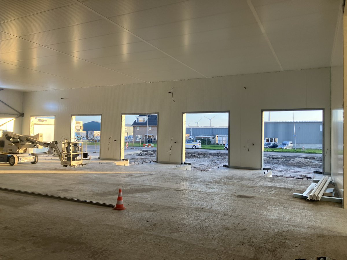 CHKBouwBV's tweet image. Afgelopen week zijn de voorzetwanden geplaatst om al het staal en leidingen mooi weg te werken. Ook is het plafond helemaal gereed gemaakt. En is er gestart met montage van het brandwerend bekleden van de brandportalen. En is de definitieve vloer gestort in de vriescel 👍👊