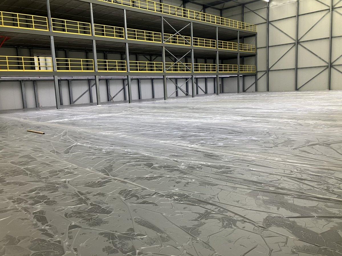 CHKBouwBV's tweet image. Afgelopen week zijn de voorzetwanden geplaatst om al het staal en leidingen mooi weg te werken. Ook is het plafond helemaal gereed gemaakt. En is er gestart met montage van het brandwerend bekleden van de brandportalen. En is de definitieve vloer gestort in de vriescel 👍👊