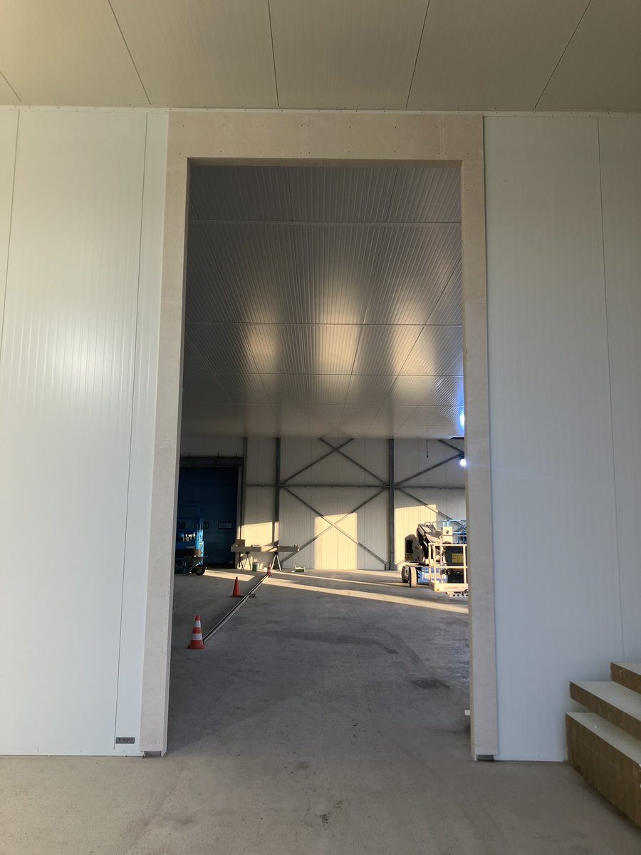 CHKBouwBV's tweet image. Afgelopen week zijn de voorzetwanden geplaatst om al het staal en leidingen mooi weg te werken. Ook is het plafond helemaal gereed gemaakt. En is er gestart met montage van het brandwerend bekleden van de brandportalen. En is de definitieve vloer gestort in de vriescel 👍👊