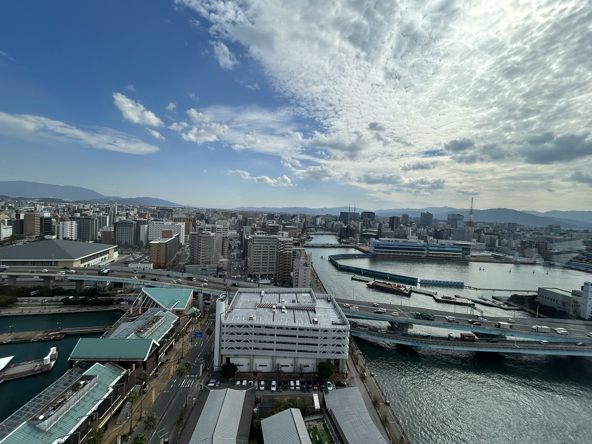 11月4日〜8日にかけて、福岡で開催された気象学会秋季大会に参加してきました！

富山大学からはM1が3名、M2が2名、教授陣も発表しました👍

貴重なご意見を今後の研究に活かしていきます🔥　　

他大学の方ともたくさん交流できてよかったです😊　(ﾊｾ)

#MeToyama #富山大学 #気象学会