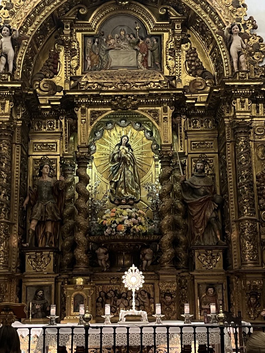 A veces siento que me alejo de Ti, que por mucho que sienta que te necesito, te reemplazo fácilmente por otras cosas y nunca te acabo dando tu lugar.

Te doy la espalda y huyo. No quiero renunciar a mi comodidad, me da miedo incluso. Siento que te necesito conmigo pero de lejos.