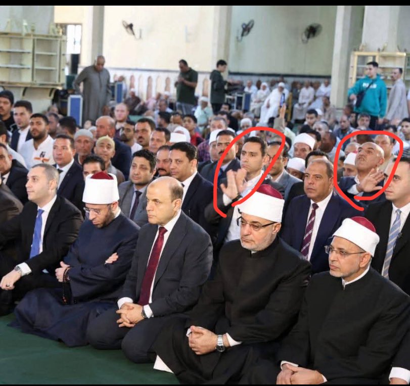 AbdelkawySalama's tweet photo. أسامة الأزهري ، وزير الأوقاف العسكري، يؤدي صلاة الجمعة في جامع إبراهيم الدسوقي، مشاركًا في مولد الدسوقي بمدينة دسوق بمحافظة كفر الشيخ.
وخلال الخطبة، قام أفراد الحرس الشخصي بالإشارة للخطيب ب  “خَلّص” لإنهاء الخطبة،!
فما حكم هذه الحركة أثناء الخطبة يا وزير العسكر؟ https://t.co/CpHTFuVYbe