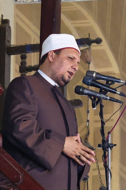 AbdelkawySalama's tweet photo. أسامة الأزهري ، وزير الأوقاف العسكري، يؤدي صلاة الجمعة في جامع إبراهيم الدسوقي، مشاركًا في مولد الدسوقي بمدينة دسوق بمحافظة كفر الشيخ.
وخلال الخطبة، قام أفراد الحرس الشخصي بالإشارة للخطيب ب  “خَلّص” لإنهاء الخطبة،!
فما حكم هذه الحركة أثناء الخطبة يا وزير العسكر؟ https://t.co/CpHTFuVYbe