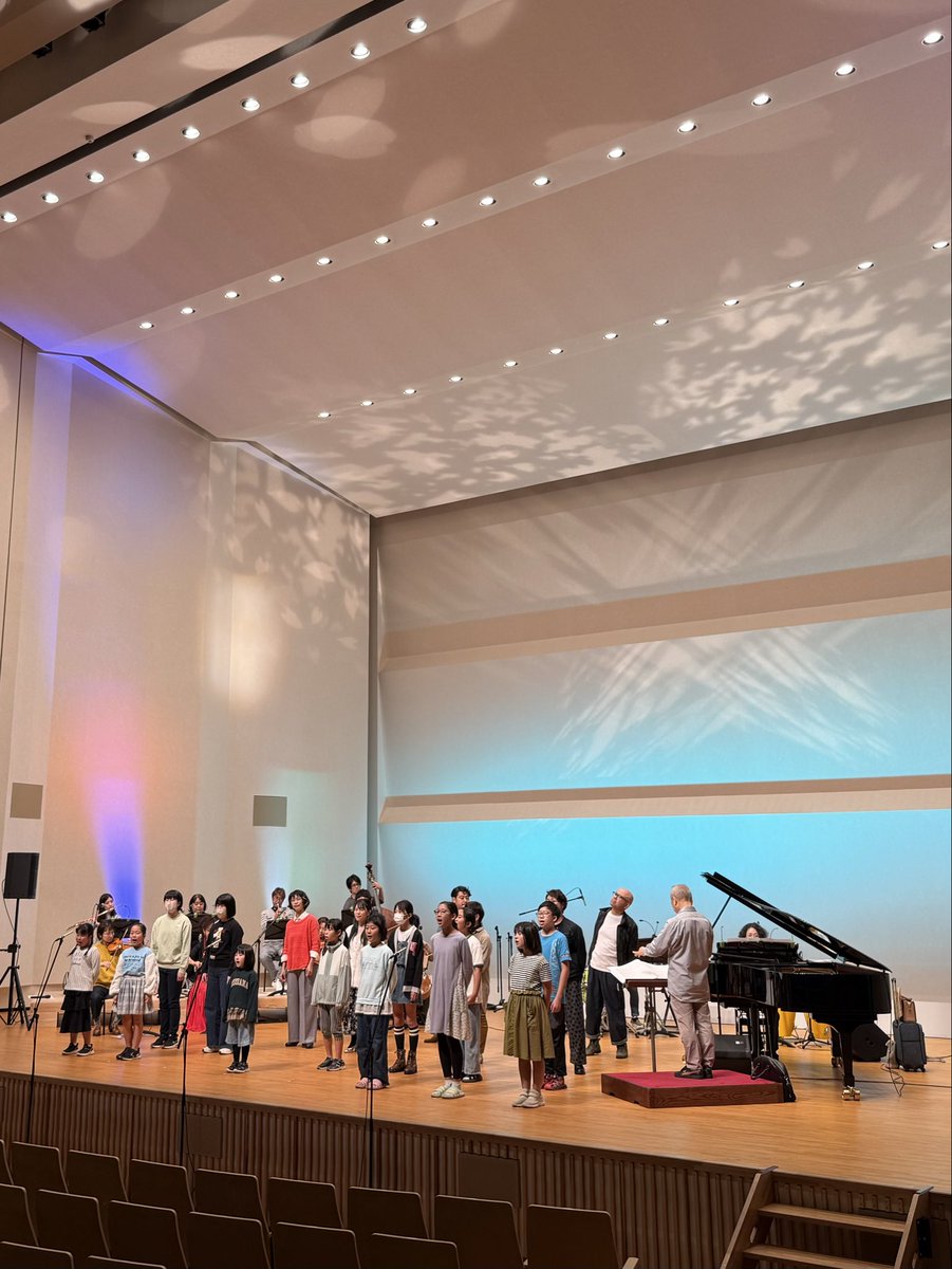 seto_phil's tweet photo. 「おもいでの心のうたコンサート in しこちゅ〜ホール」、絶賛リハーサル中！懐かしい昭和や平成の歌謡曲や流行歌をオーケストラの生演奏と地元声楽家でお届けします！当日券もまだまだございます！明日14時、しこちゅ〜大ホールです。是非お越しください！ https://t.co/J03791mkdX