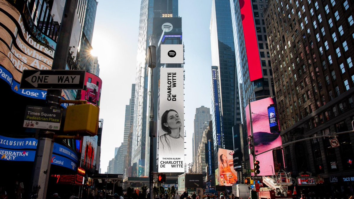 CharlottedWitte's tweet photo. Hello, Times Square 🥹🤝 https://t.co/Pr7xIN5R4Q https://t.co/ykVL3nWhLh