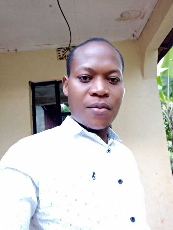 Tunaomba mpost ajulikane ameuwa ndugu zetu sana kwenye maandano Dodoma ni askari kanzu,
Anaitwa EPIFANI SHIJA, yeye ndio aliyekuwa anaongoza askari kupiga ndugu zetu risasi hapa Dodoma.