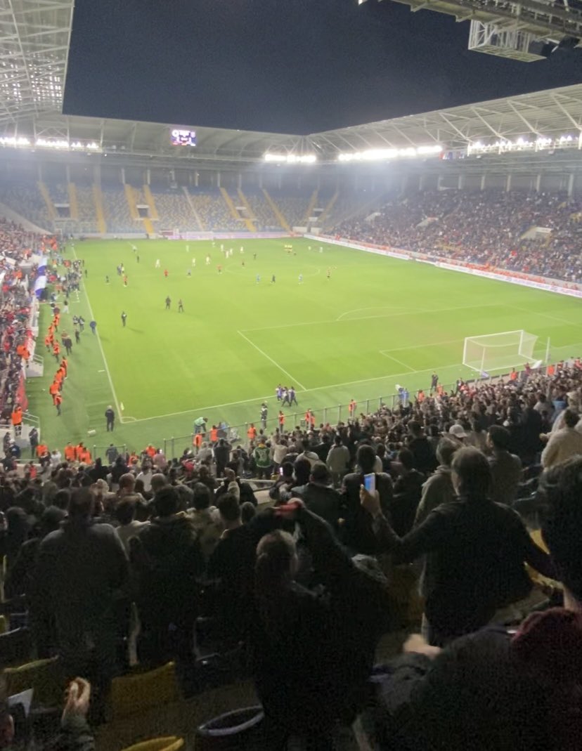 Boş kuzey kale arkası çok kötü bir görüntü oluşturuyor. Evimizde oynayacağımız belki de en önemli maçımız olan Karagümrük maçında burası için çalışma yapılmalıdır. En azından 1 maçlığına lise ve üniversite öğrencilerine ücretsiz olup bu kale arkası açılmalıdır. <a href="/kirmizikara/">Gençlerbirliği SK</a>