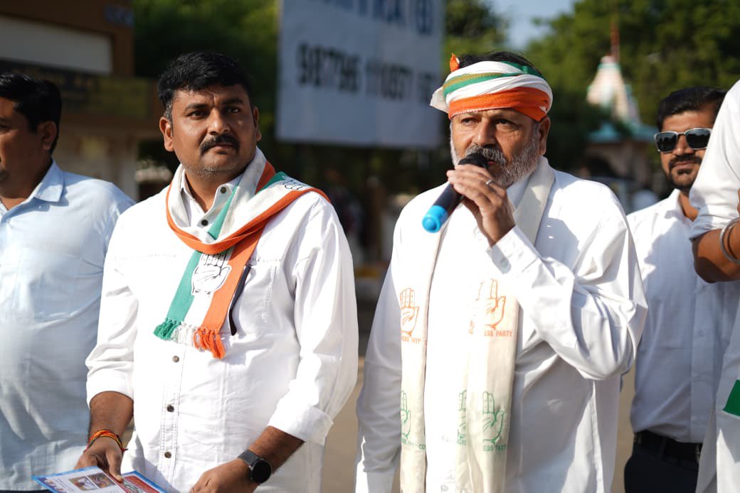 INCGujarat's tweet photo. દિવસ-૩ 
અમરેલી જિલ્લાના વડિયા ગામ ખાતે કિસાન આક્રોશ યાત્રા પહોચતા ગામ લોકોએ આ યાત્રાનુ સ્વાગત કરીને સમર્થન આપ્યુ હતુ. રાજ્ય સરકારે ખેડૂતલક્ષી સહાય પેકેજના નામે આપેલી લોલીપોપ નહી ખેડૂતોના સપૂર્ણ ધિરાણ માફ કરવામા આવે તે જ ખેડૂતોની માંગણી સાથે ખેડૂતોના હક્કો માટે આ યાત્રા આજે અમરેલી જીલ્લાના અનેક ગામોમા ખેડૂતોની વેદનાને જાણશે