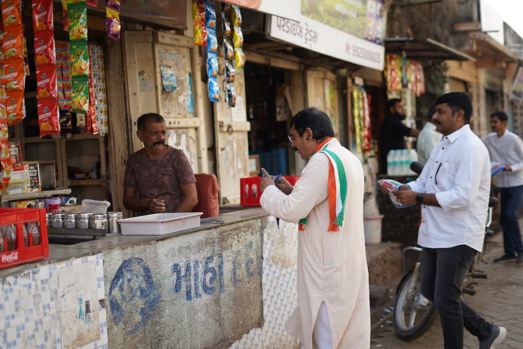 INCGujarat's tweet photo. દિવસ-૩ 
અમરેલી જિલ્લાના વડિયા ગામ ખાતે કિસાન આક્રોશ યાત્રા પહોચતા ગામ લોકોએ આ યાત્રાનુ સ્વાગત કરીને સમર્થન આપ્યુ હતુ. રાજ્ય સરકારે ખેડૂતલક્ષી સહાય પેકેજના નામે આપેલી લોલીપોપ નહી ખેડૂતોના સપૂર્ણ ધિરાણ માફ કરવામા આવે તે જ ખેડૂતોની માંગણી સાથે ખેડૂતોના હક્કો માટે આ યાત્રા આજે અમરેલી જીલ્લાના અનેક ગામોમા ખેડૂતોની વેદનાને જાણશે