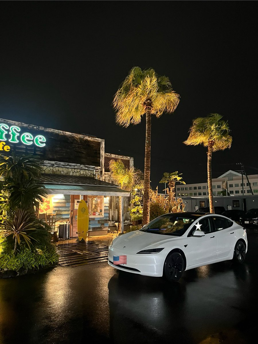 musashikun117's tweet image. 🌴☕️夜カフェに佇む愛車。
雨に濡れた路面がライトを映して最高の雰囲気。
静かに光る白。やっぱりこの車、最高‼︎

#Tesla #Model3 #夜カフェ #ナイトドライブ #EVライフ #愛車最高 #雨の日ドライブ
