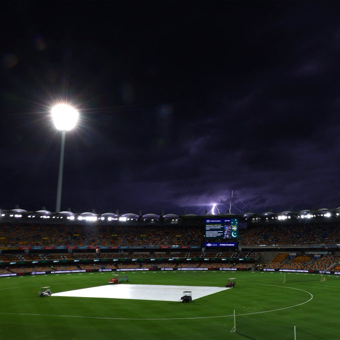 Lightning stops the play at Gabba ⚡️