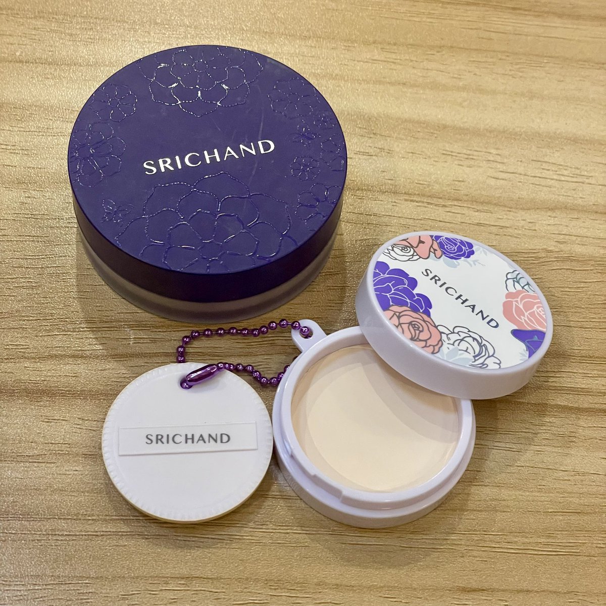 昨日普段使ってるタイコスメのガシャポンやってみた〜！！！！😂💖
ちゃんとパフみたいなのも入ってるし、内側に鏡までついてた😳