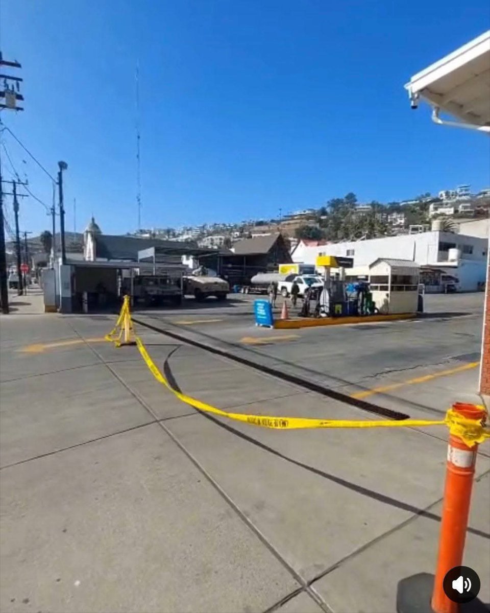 alfredoalvarez1's tweet photo. 🚨 Operativo millonario en Ensenada 🛢️
Autoridades federales desmantelaron una presunta red de robo de combustible tras catear dos inmuebles relacionados con la empresa Rudametkin, conocida por su cadena de gasolineras en la región.

En la acción coordinada por la FGR, el Ejército Mexicano y la Semar, fueron asegurados más de 753 mil litros de diésel y 11 tanques de gran capacidad, con un valor estimado de varios millones de pesos.

Habitantes del área relataron su sorpresa al saber que, tras la fachada de instalaciones aparentemente normales, operaba una posible bodega dedicada al almacenamiento ilegal de combustible.