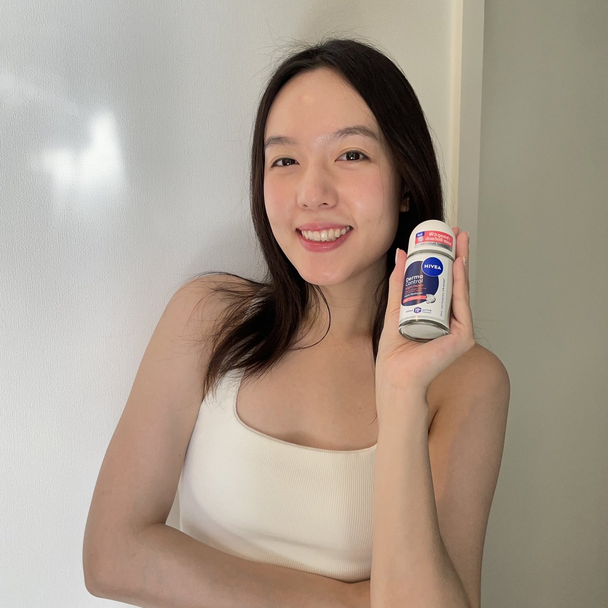 ใช้แล้วเห็นผลจริงงง โรลออนตัวใหม่ของ NIVEA DERMA CONTROL BRIGHT REPAIR สูตรสีส้มคือจึ้งมาก มี Micro Hya + Vit C 100X ช่วยทำให้ผิวใต้วงแขนใสขึ้น เรียบเนียนขึ้นจริงขนาดใช้มาแค่ 5 วัน จากเดิมที่ไม่ค่อยมั่นใจเวลาใส่แขนกุดตอนนี้มั่นใจขึ้นเยอะ ตัวนี้ช่วยคุมเหงื่อ คุมกลิ่นได้ 72 ชม.