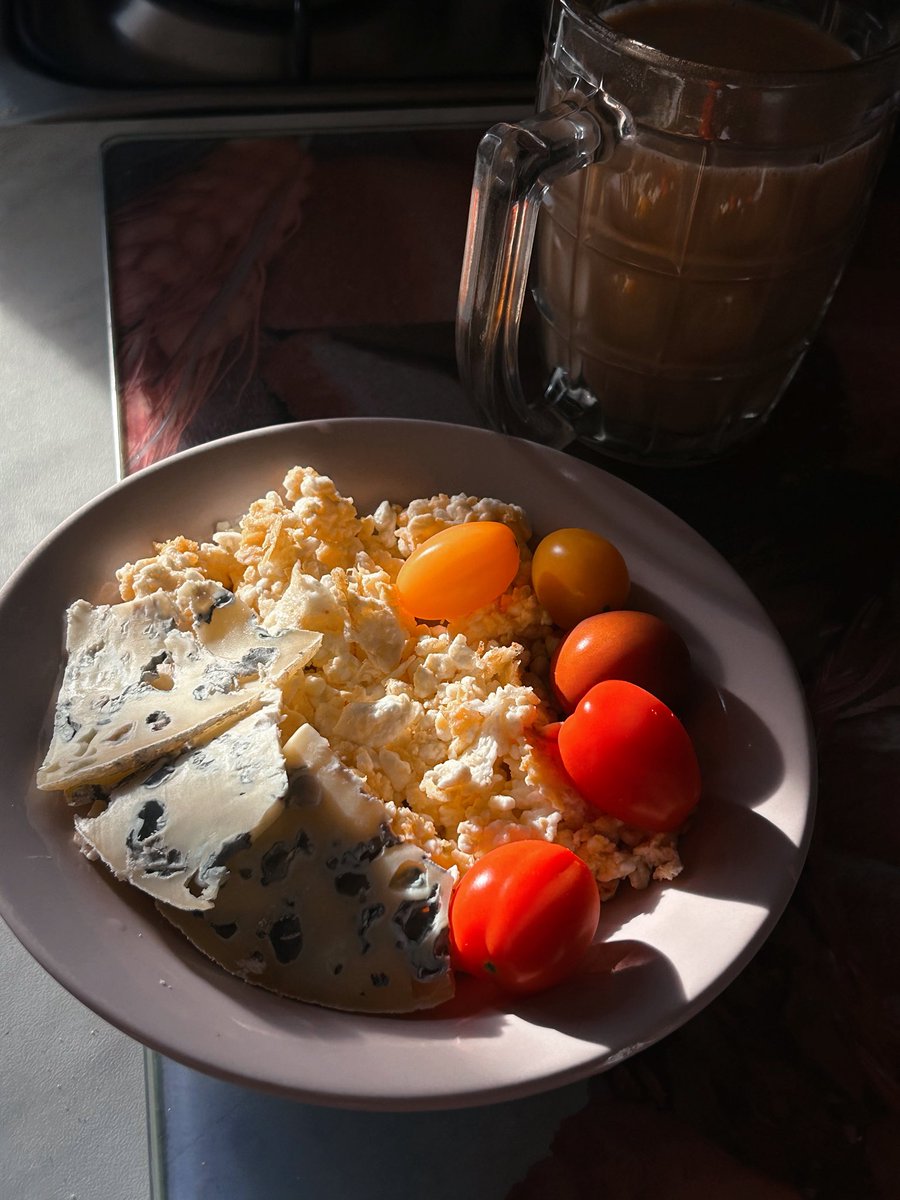 Стоит одному лучику солнца упасть на любой предмет и романтизация картинки просто неизбежна
Кстати, жареный с яйцом творог и сырочек на завтрак самое то