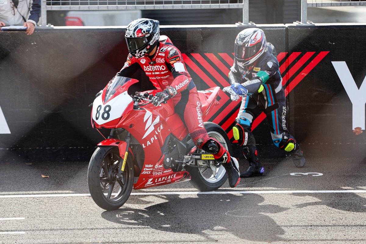 走ります。
耐久だから！　ルマン式スタートだから！