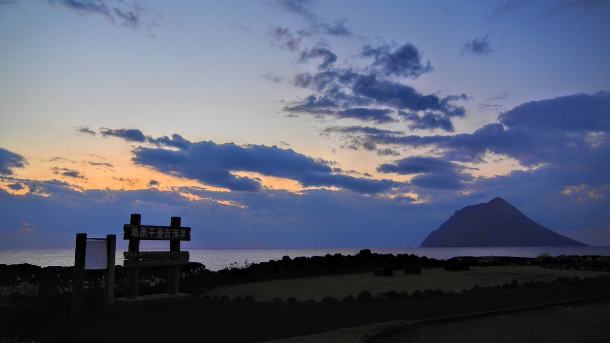 k19ch1's tweet photo. 11月8日
八丈島の夕暮れ
浜に行ったら
日没に間に合わず残念
黄昏を撮りました
ANA最終便は定刻就航
お疲れ様でした
#八丈島
#八丈島民図鑑
#宇喜多秀家公と豪姫の碑
#夕暮れ
#夕陽
#八丈島空港 #RJTH
#JA220A #全日空 https://t.co/Xbrvhup8IR