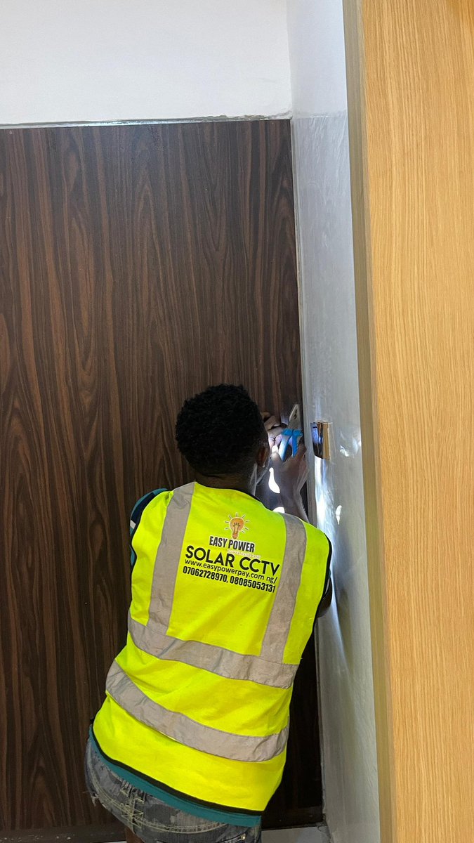 EasyPowerHub's tweet image. SMART DOOR LOCK INSTALLATION AT GWARINPA ,ABUJA
SMART DOOR LOCK FEATURES:
Inbuilt camera for facial recognition 
Card unlock 
In app one-time passcode generator
Now available for sale and installation
For more info, DM us
08085053131
 #abujahomeautomation