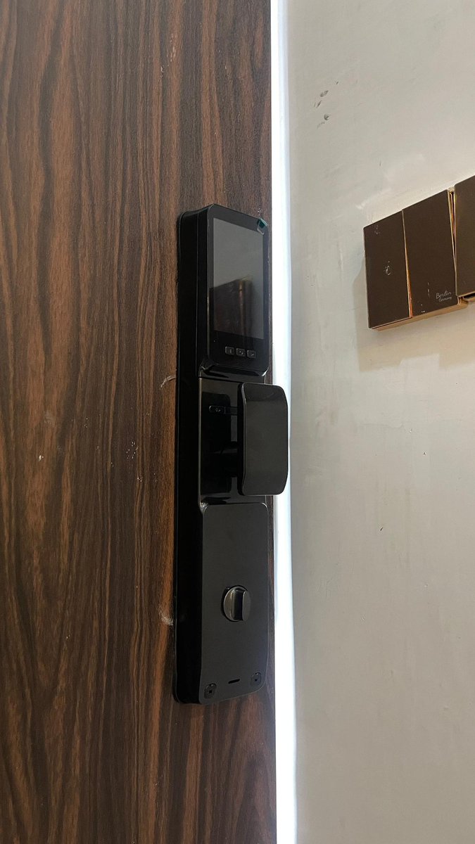 EasyPowerHub's tweet image. SMART DOOR LOCK INSTALLATION AT GWARINPA ,ABUJA
SMART DOOR LOCK FEATURES:
Inbuilt camera for facial recognition 
Card unlock 
In app one-time passcode generator
Now available for sale and installation
For more info, DM us
08085053131
 #abujahomeautomation