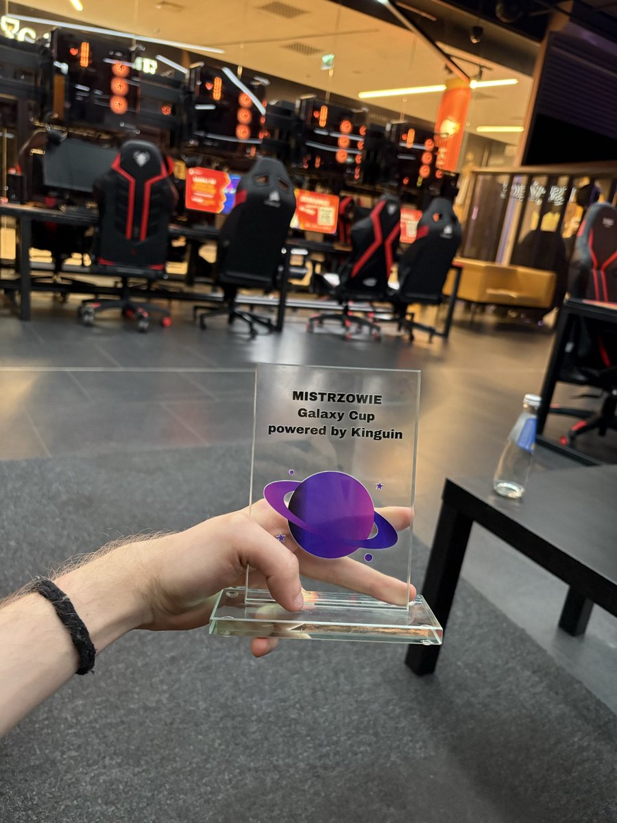 Meldujemy się na <a href="/GalaxyCupCS2/">GalaxyCup</a> w <a href="/KinguinLounge/">Kinguin Esports Lounge</a>, ale sory chłopaki już wygrałem zawody 😎🤟🏻