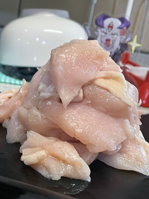 アリス、今日はとり胸肉だよ
茹でるからまだ食べちゃダメだよ 