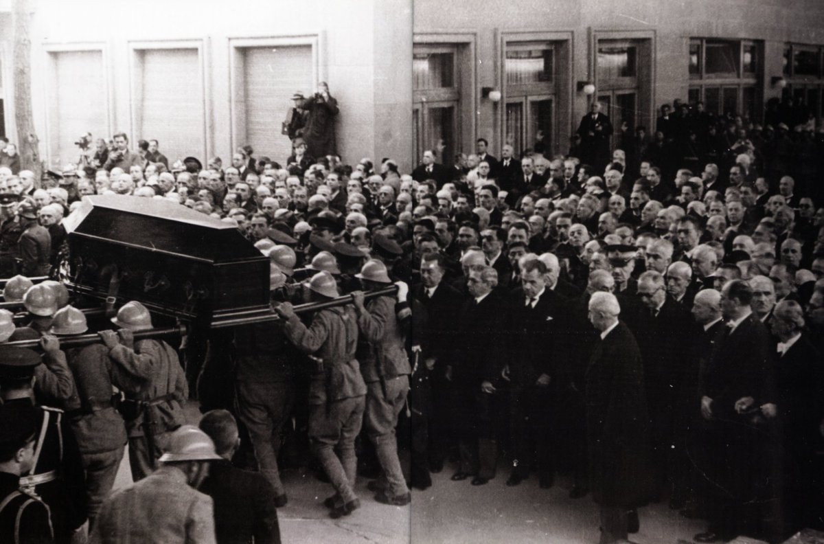 CanOsmanAksoy's tweet photo. Atatürk'ün cenaze törenine dair bu fotoğrafları ilk kez gördüm. https://t.co/sML8aILBjN