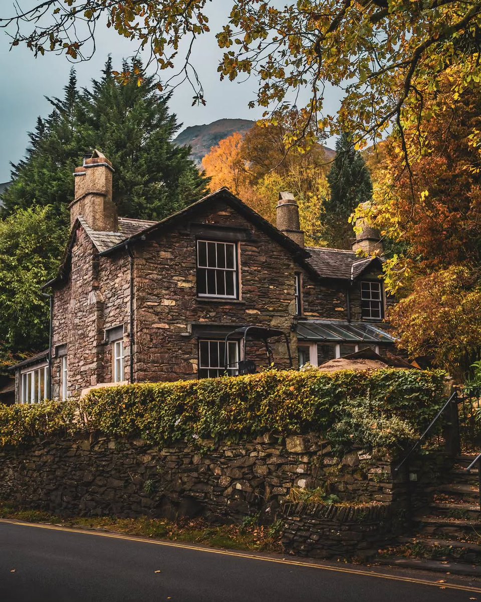 visualsofearth1's tweet image. Autumn colours in Milldale