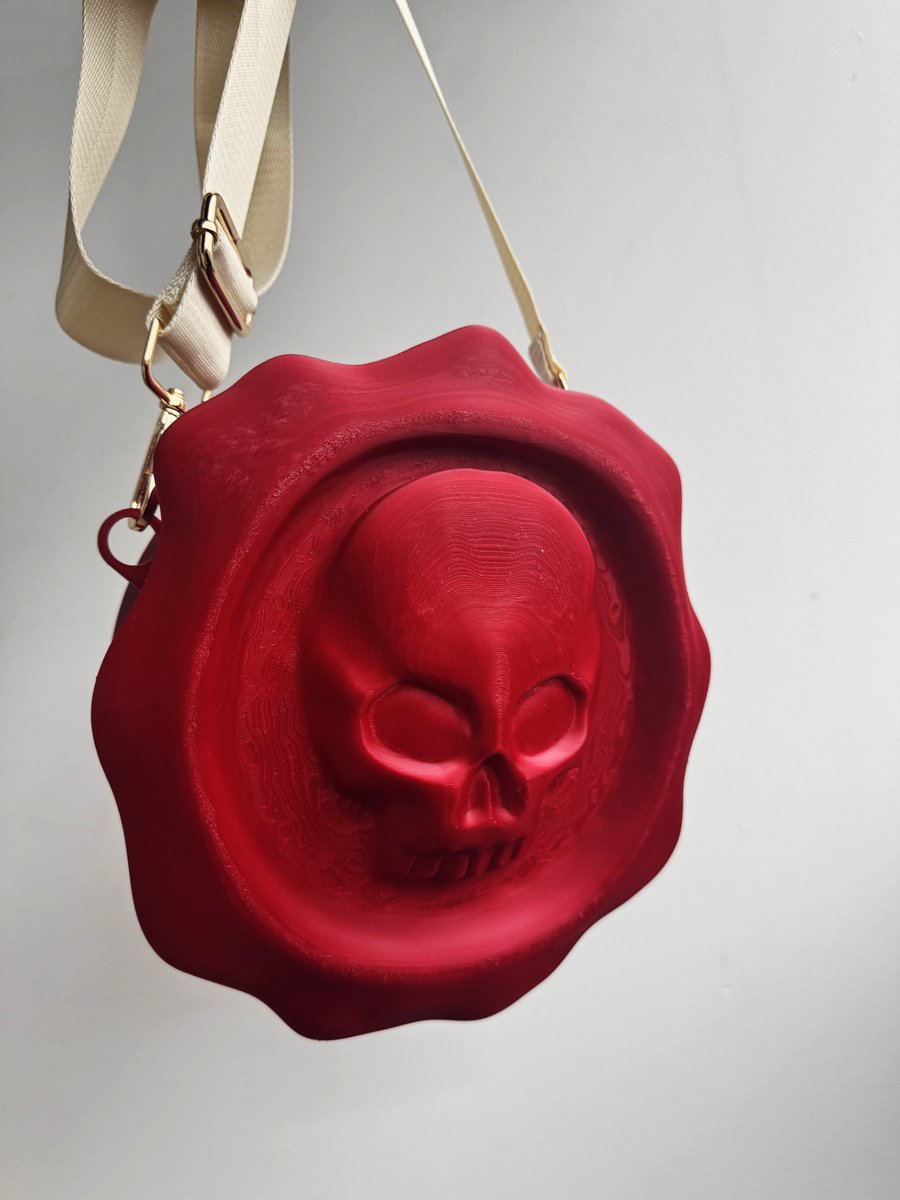 Made a Purity Seal inspired bag from Warhammer (: I think I'll revisit this idea eventually with a more detailed design and maybe a mechanicus version? Also it's lined!
