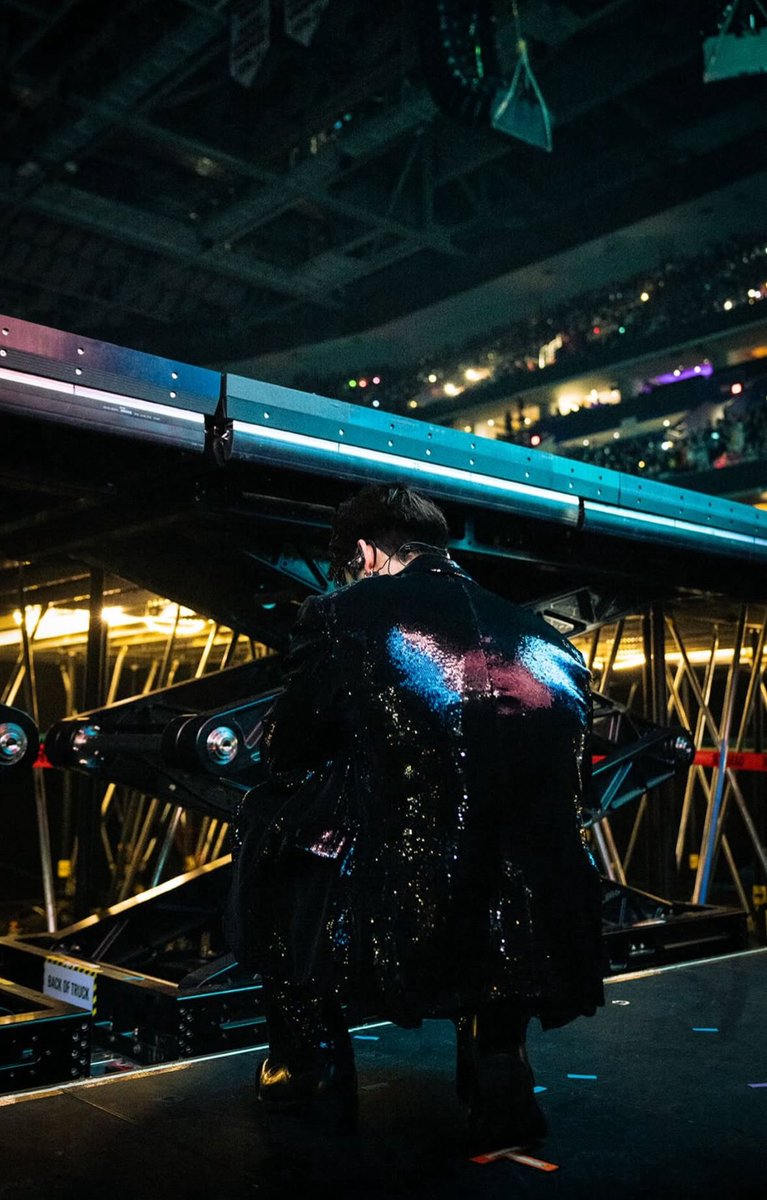 minghaocheoI_'s tweet image. WOAHHH THIS DINO PHOTO SO COOL OH MY GOD?? 

the lights making it look like he has wings on the back 🪽so cool 

#2025MAMAVOTE #SEVENTEEN