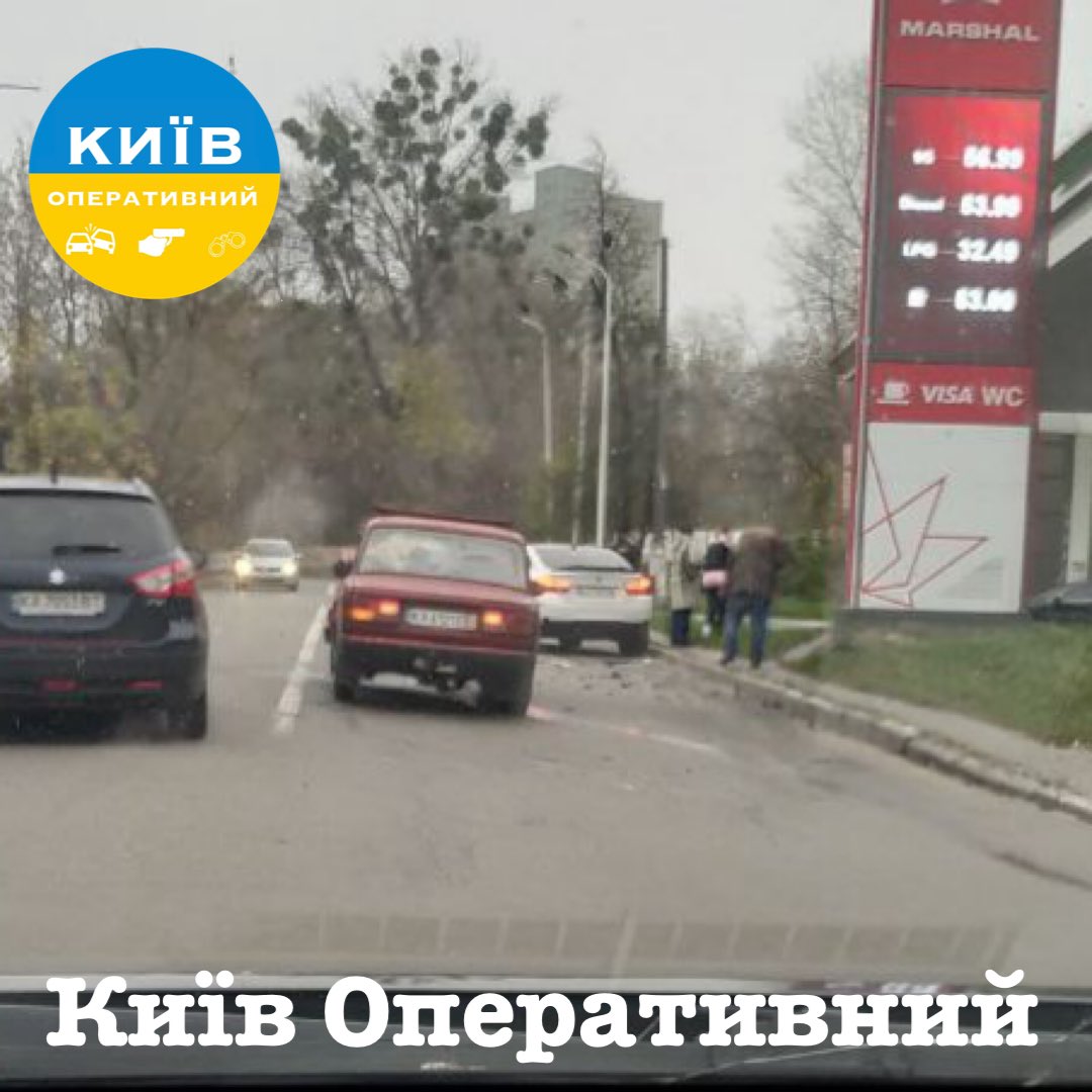 KyivOperativ's tweet image. На Сирецькій, біля АЗС Маршал, ДТП за участю автівок #BMW та #Lada. 
Інформація про потерпілих уточнюється.