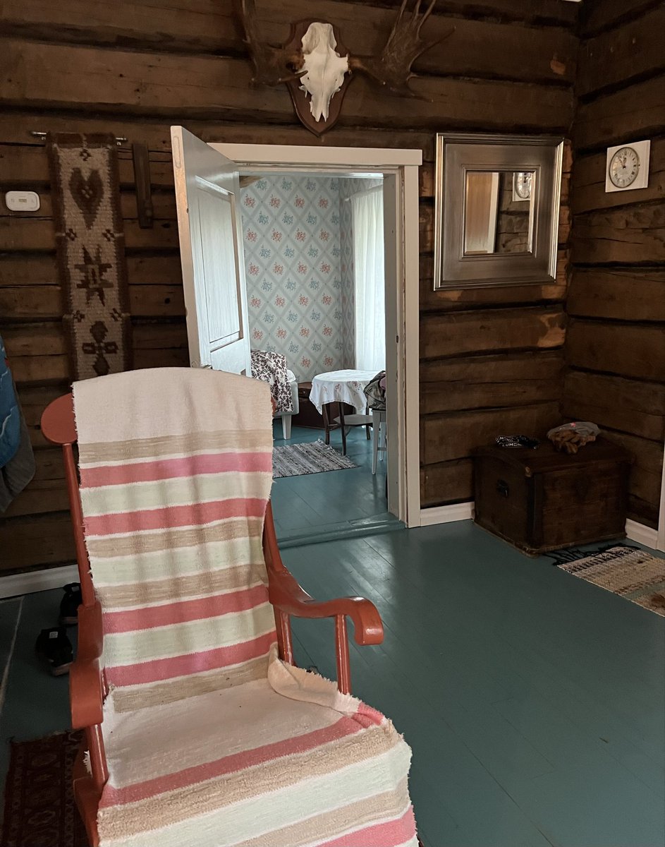 Huomenta Siikalatvalta. Yöllä pari astetta pakkasta, aamulla vahva sumu ulkona. Osa porukkaa hirvimetsällä, mummukoiran kanssa pirtin lämmittäjänä.