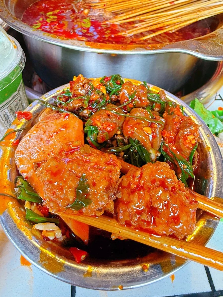 Kevv_h's tweet image. 来成都逛奎星楼小吃街，别瞎找吃的了！ 龙户人家十年老店，正宗成都串串香的天花板， 味道好到没话说～ 锅底是老成都秘制配方，香而不腻，辣得过瘾， 串串新鲜到能掐出水，品类丰富任你选， 虽然开店时间不𠃋长，但已积攒不错的口碑和人气，来奎星楼没吃这家，真的会遗憾！😋 #龙户人家 #奎星楼美食